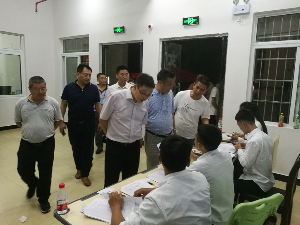 纽约国际上网导航领导率队深入新生宿舍检查指导迎新工作